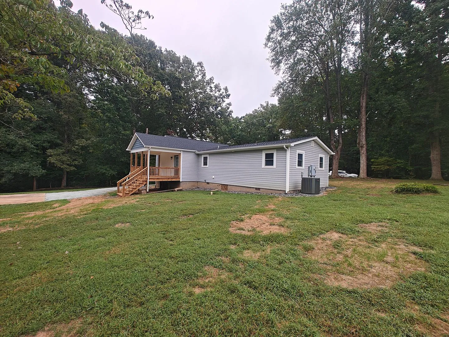 3 bedroom ranch style home — Photo 3