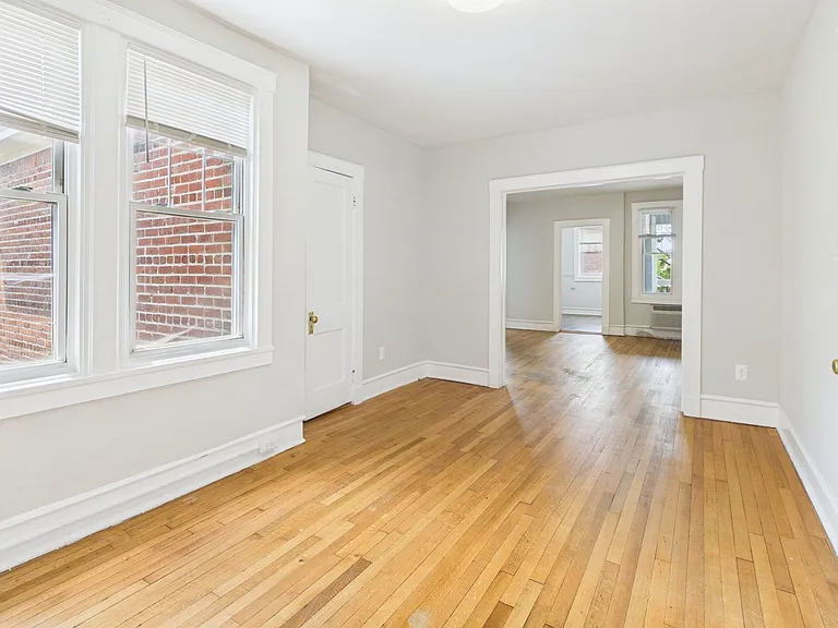 2400 Barton Ave — Photo 23