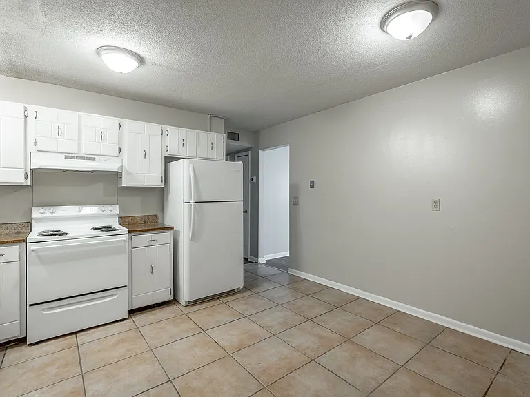 2414 Lyndon Ave — Photo 5