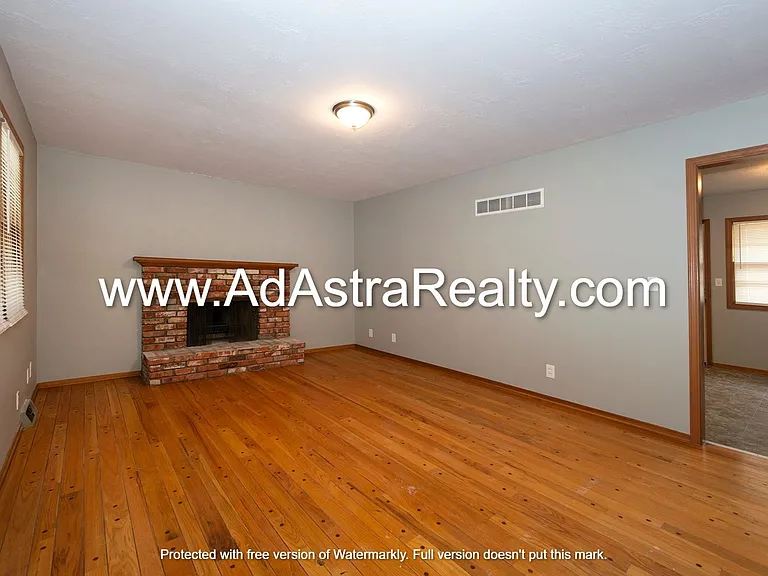 718 NW 5th St — Photo 2