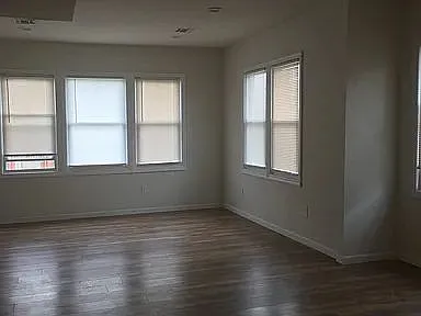 3 bed, 960 sqft, $2,200 — Photo 2