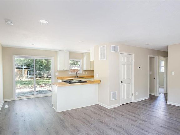 4th image of 2733 S 52nd Ct