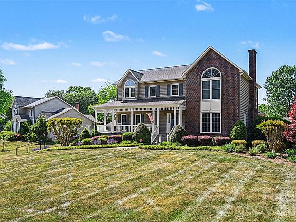 3rd image of 4051 Pinecrest Dr NE