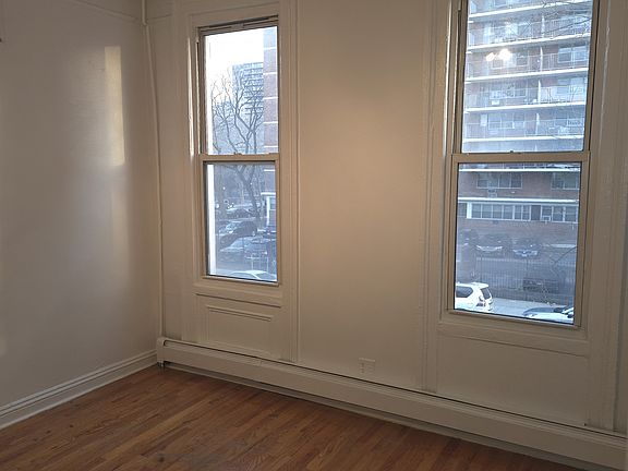 5th image of 33 Montrose Ave