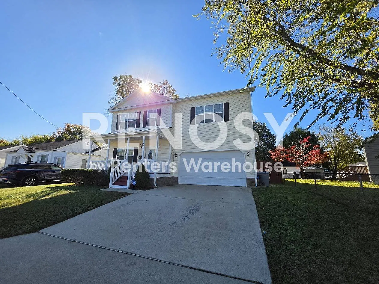 Stunning 4-Bedroom Home with Fenced Backyard and Deck! — Photo 2
