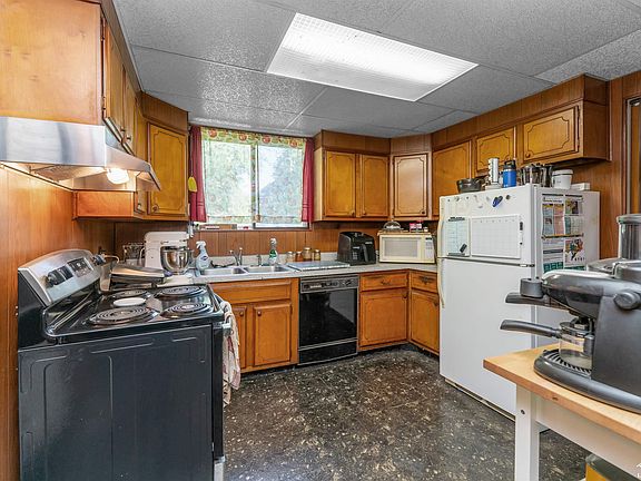 3rd image of 4392 Pacific St