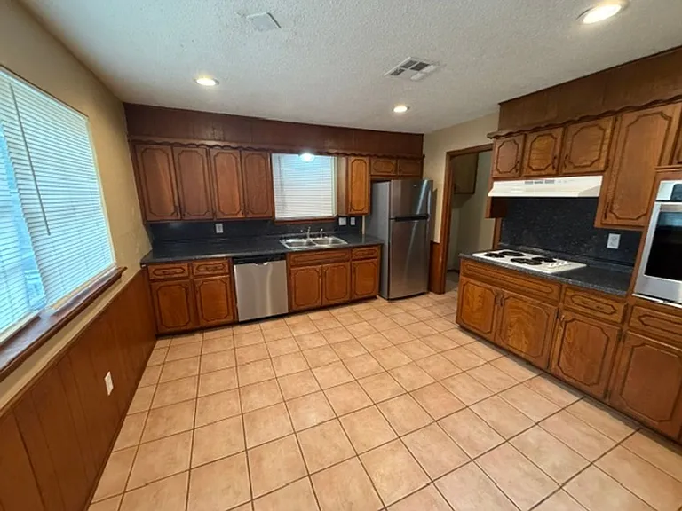 1918 Oakhill Dr — Photo 12