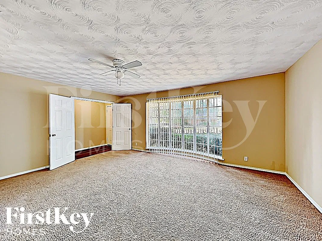 3 bed, 2.0 bath, 1784 sqft, $2,010 — Photo 3