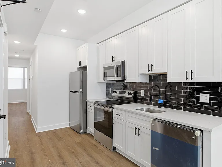 2146 N Franklin St #2 — Photo 2