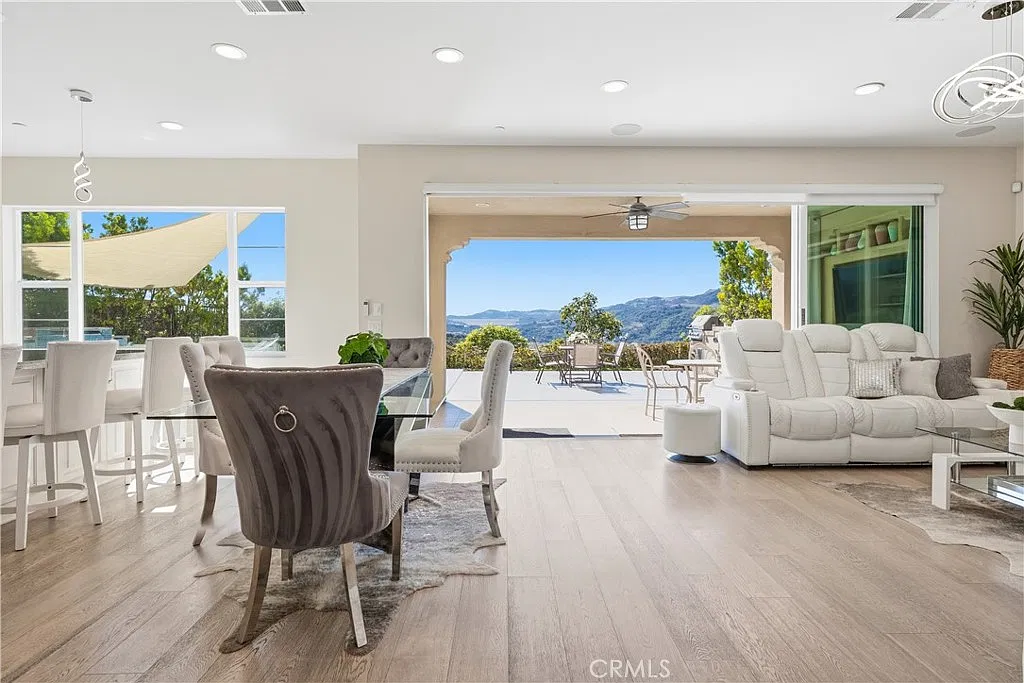 4 bed, 4.5 bath, 3184 sqft, $8,500 — Photo 3