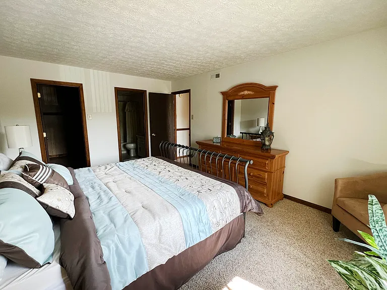 Crestbrook Apartments & Townhomes — Photo 30