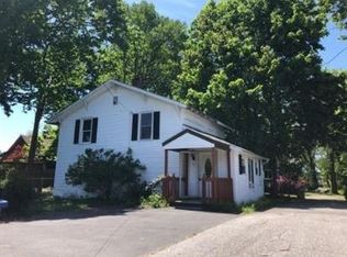 8 Lilac St, Warwick, RI 02889