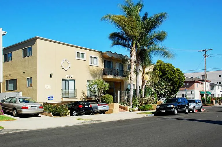 Lido Apartments - 1640 Barry — Photo 3