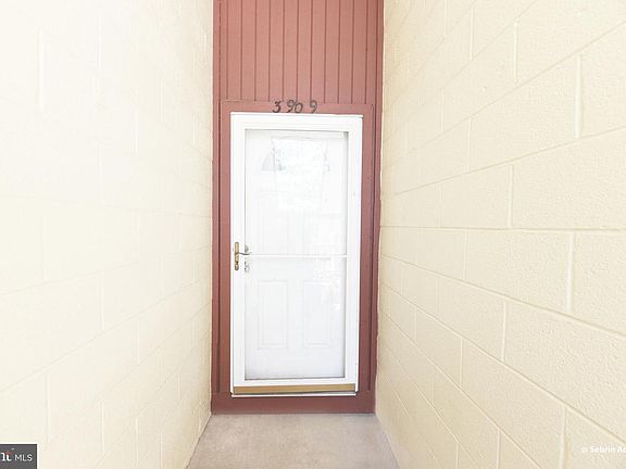 4th image of 3909 Woodhue Pl #8