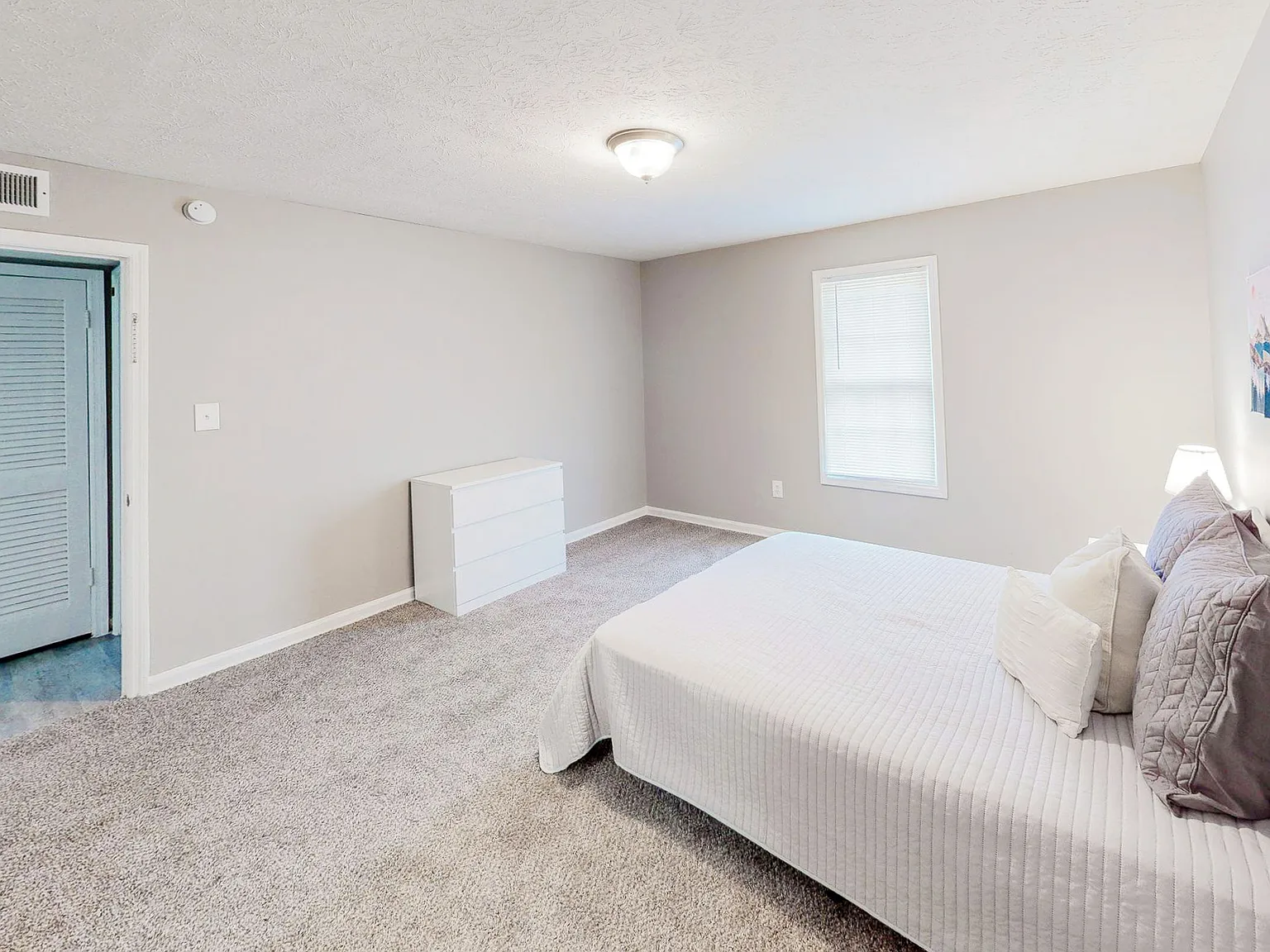 4 bed, 2.0 bath, $1,252 — Photo 2
