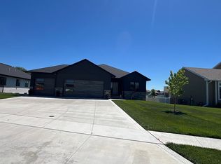 188 N Canterbury Cir, North Sioux City, SD 57049