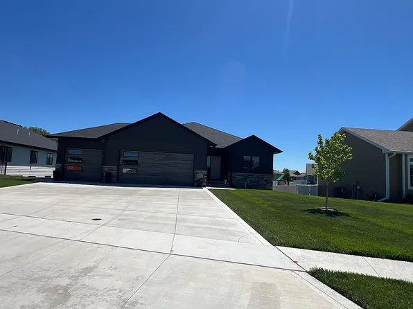 188 N Canterbury Cir, North Sioux City, SD 57049