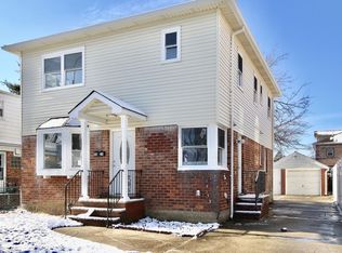 8024 257th St, Glen Oaks, NY 11004