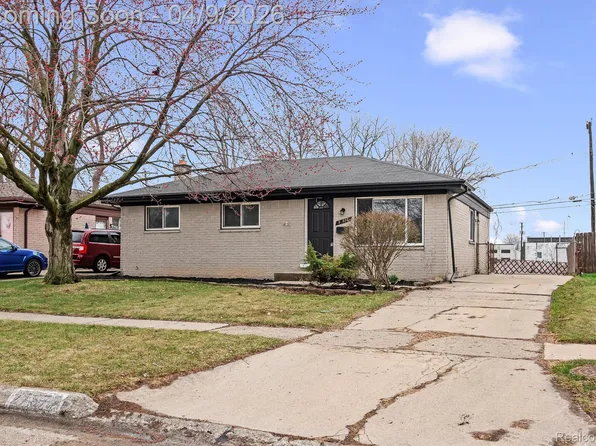 27577 Larry St, Roseville, MI 48066