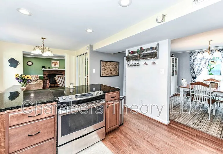 123 S Dickenson Ave — Photo 14