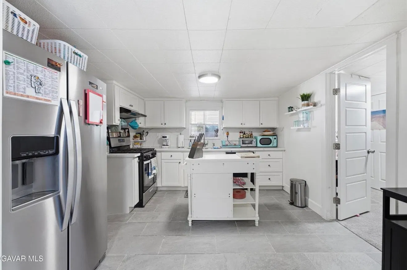 3 bed, 824 sqft, $1,800 — Photo 3