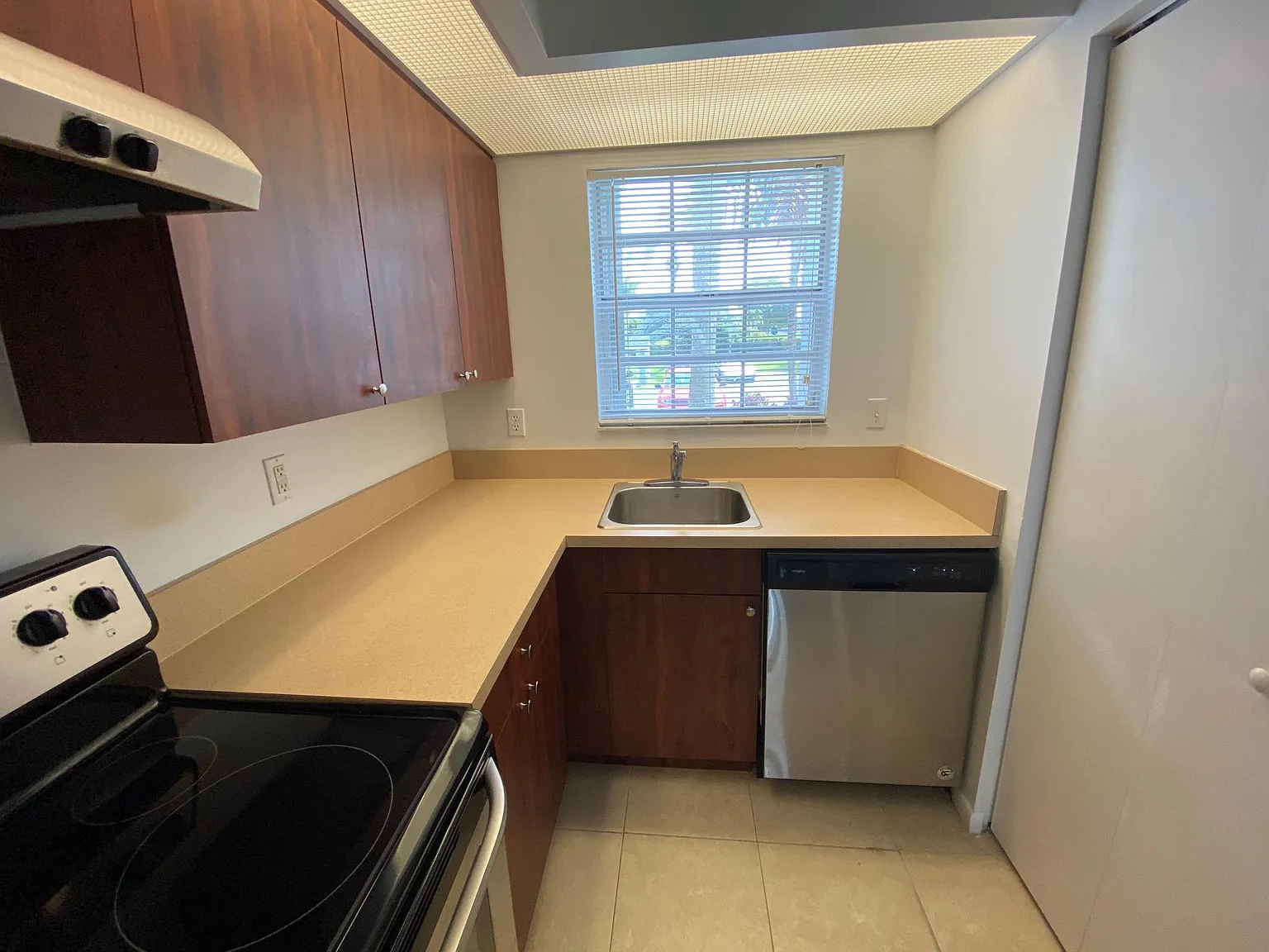 2 bed, 930 sqft, $2,100 — Photo 3