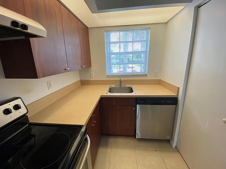 2003 SE 27th Dr #102-A — Photo 3