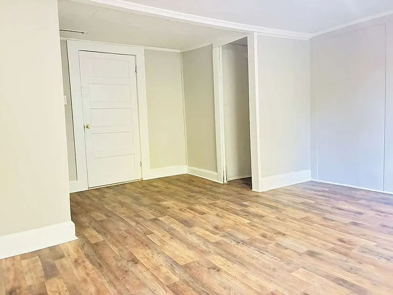 321 N Poplar St — Photo 12