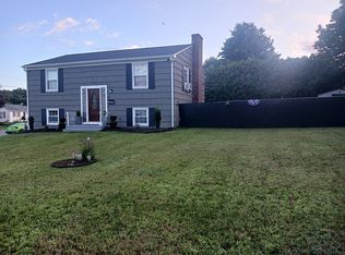 12 Country Rd, Woonsocket, RI 02895