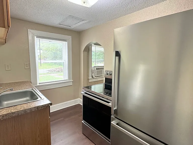 1812 Parkview Ave — Photo 6