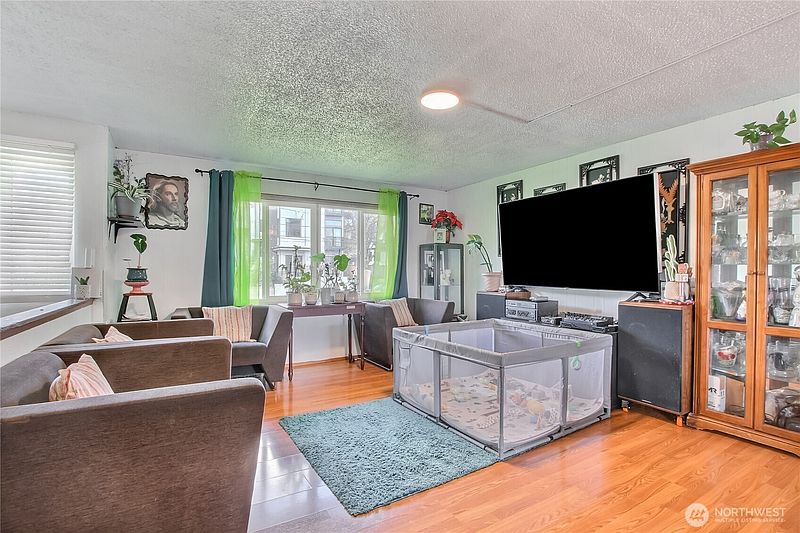 4th image of 4560 34th Avenue S