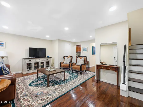 8 Barnstable Ln, Stamford, CT 06907