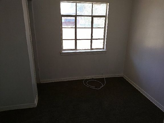 3rd image of 2409 Oak Dr