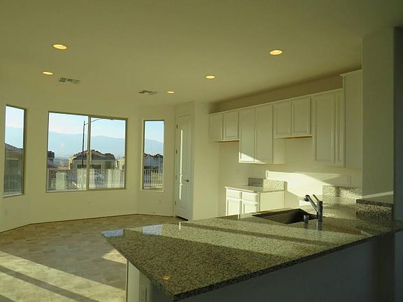 Kitchen / Dining Area