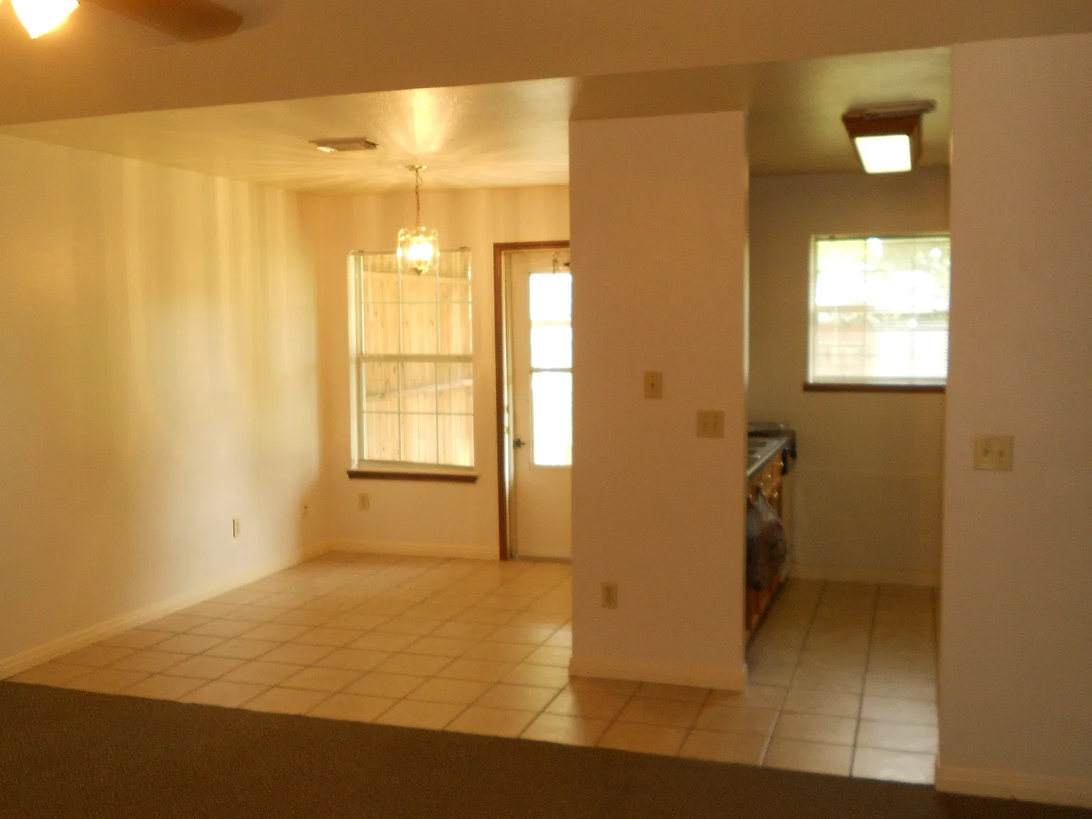 2 bed, 1076 sqft, $925 — Photo 2
