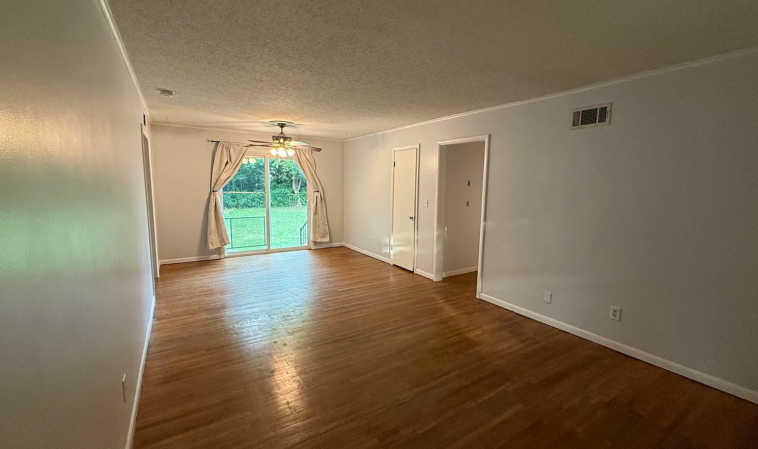 3 bed, 960 sqft, $1,480 — Photo 4