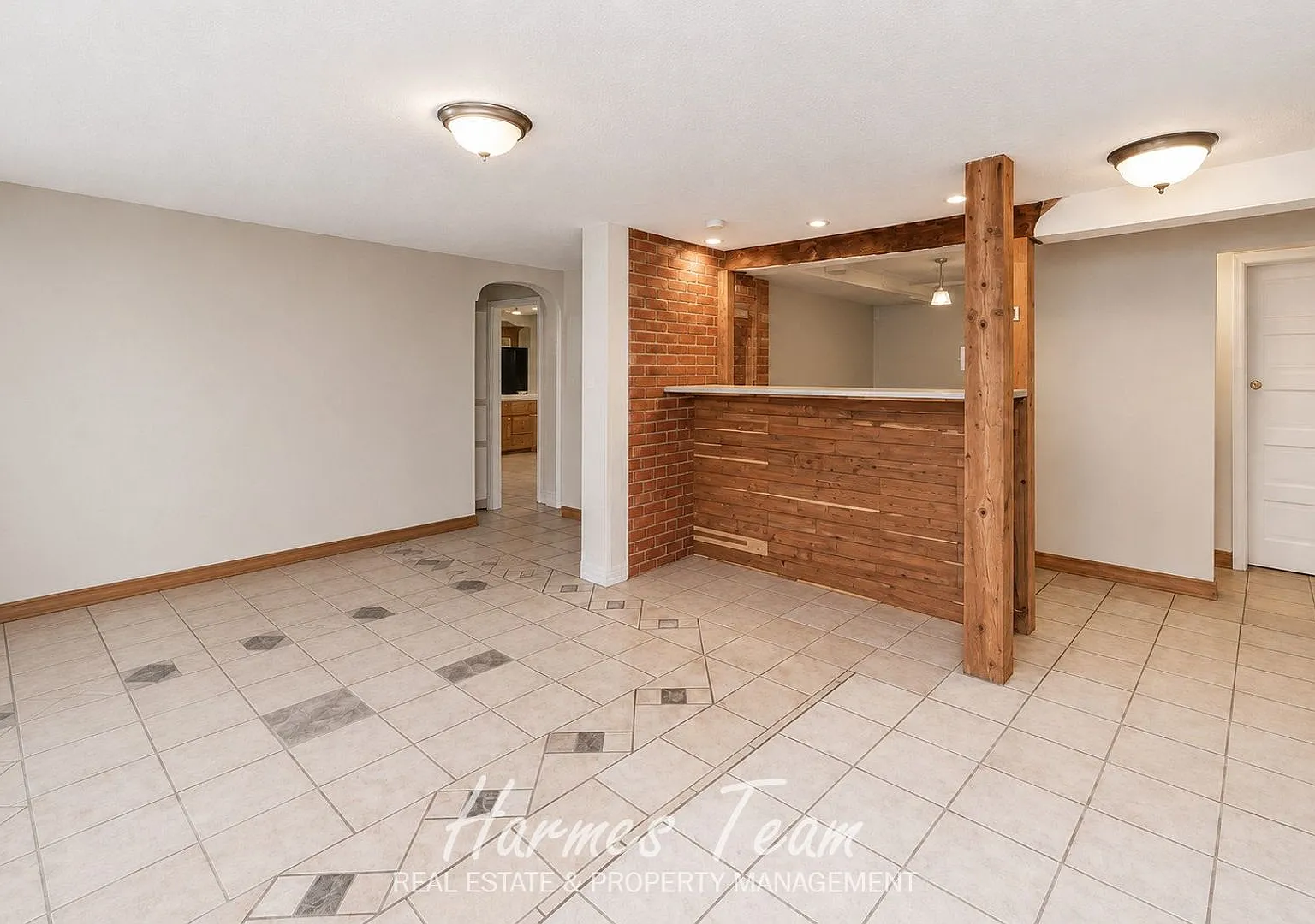 Spacious Basement Apartment with Private Entrance, Full Kitchen & In-Unit Laundry — Photo 4