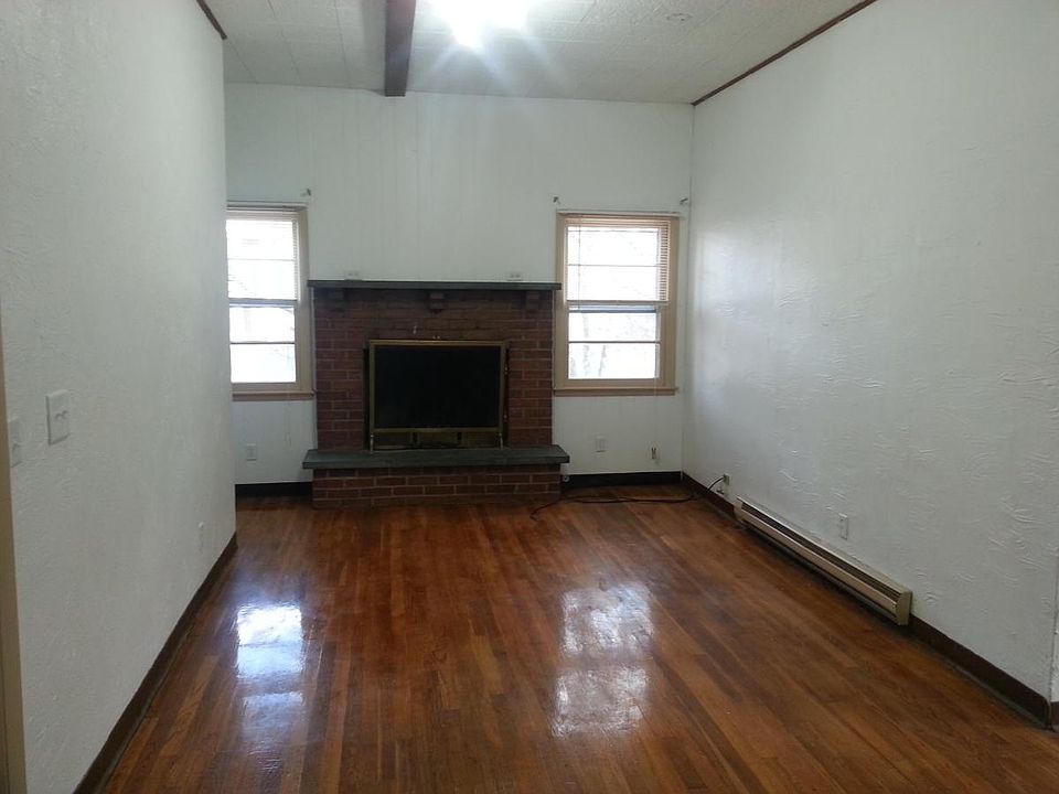 Large Livingroom, With Fireplace Cathedral ceilings