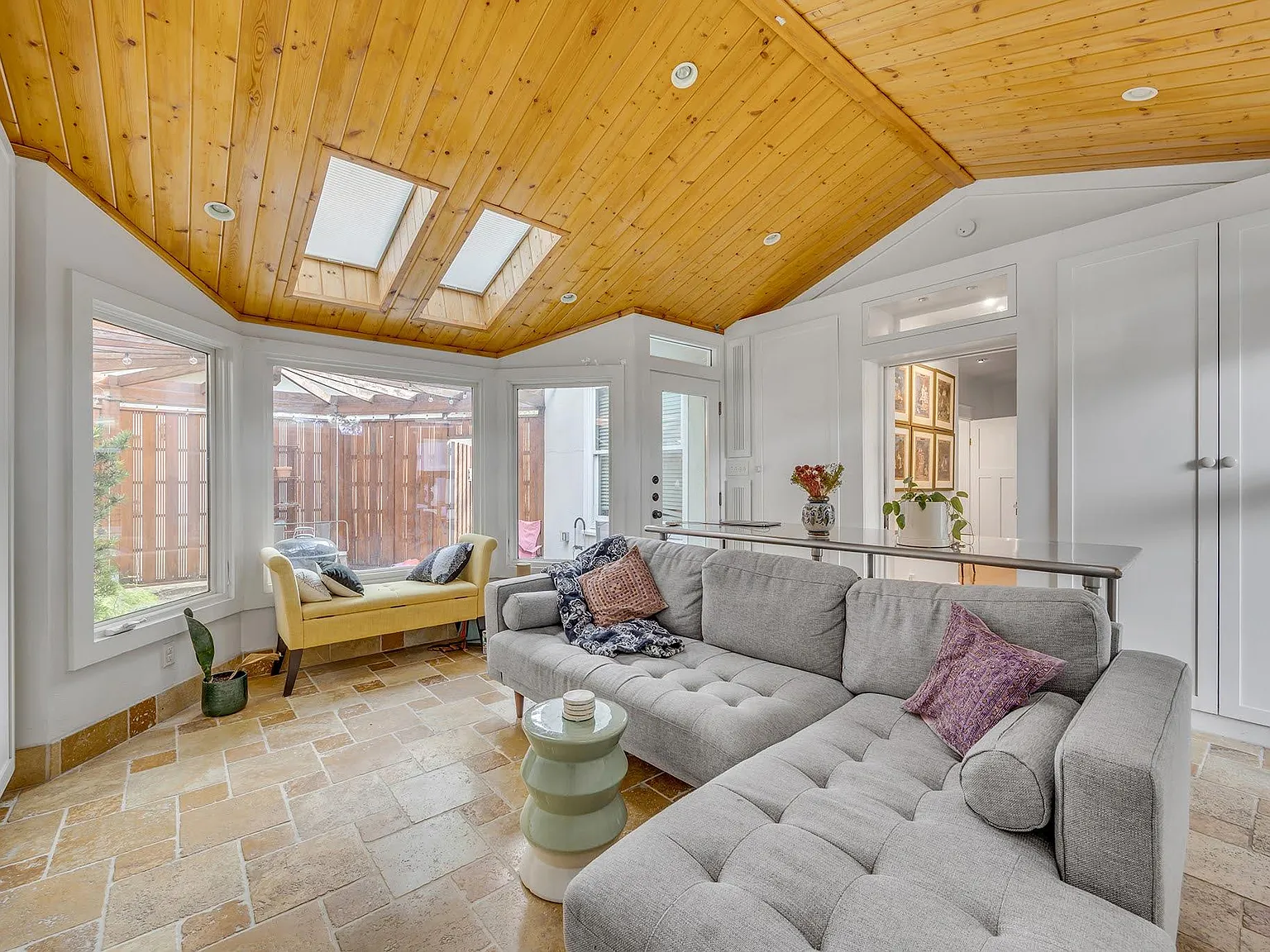 3 bed, 2.0 bath, 1985 sqft, $4,000 — Photo 1
