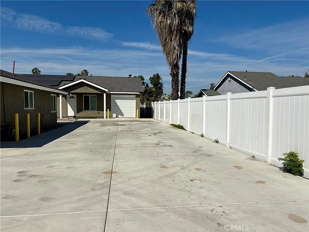 3 bed, 1100 sqft, $2,495 — Photo 3