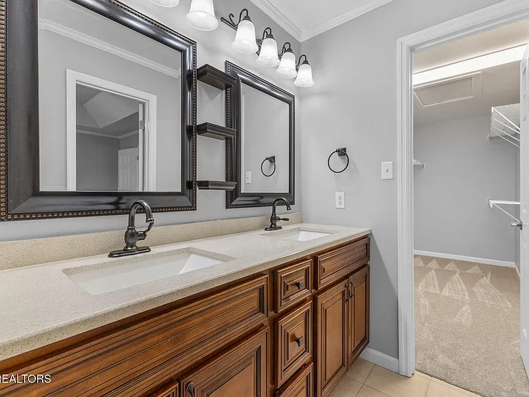 10708 Prince Albert Way — Photo 24