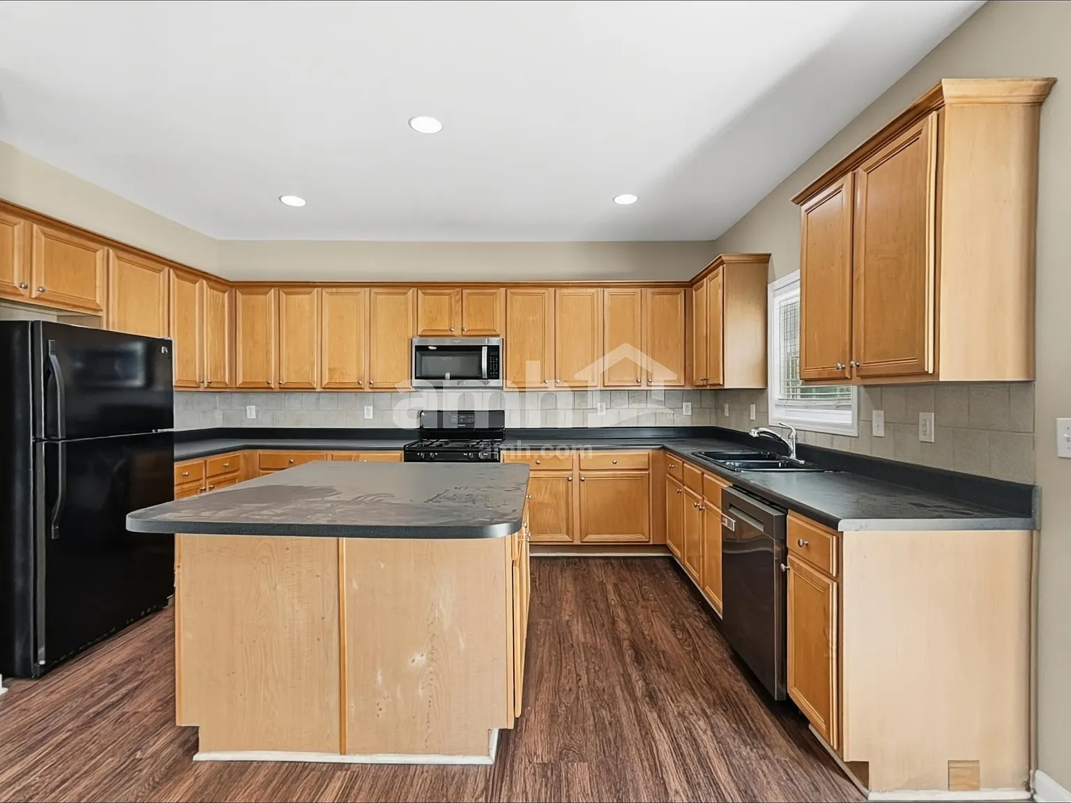 4 bed, 2.5 bath, 2776 sqft, $2,615 — Photo 3