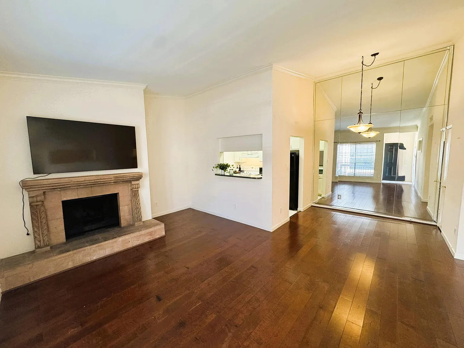 2 bed, 1.0 bath, 957 sqft, $1,300 — Photo 4