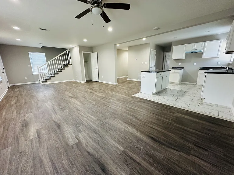 252 N Hollywood St — Photo 2