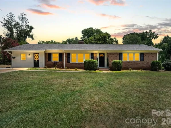 1614 Kenmore Dr, Statesville, NC 28625