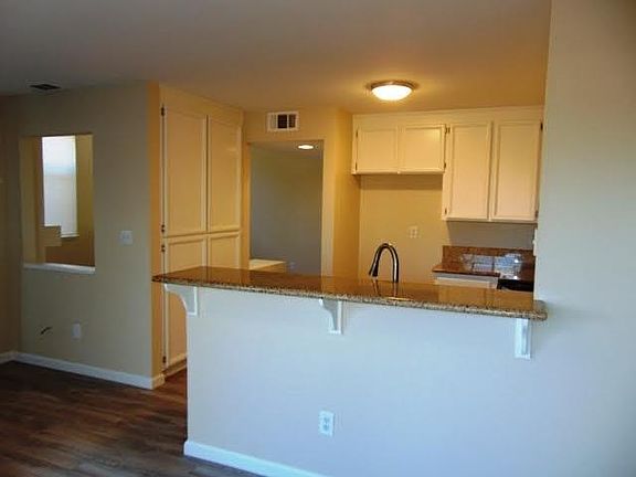 Kitchen with Breakfast bar