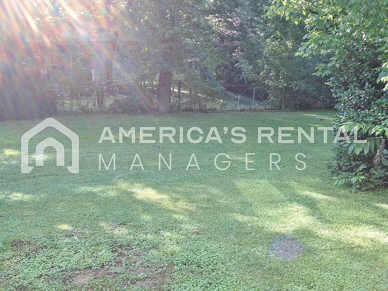 1833 Moncrief Rd — Photo 5