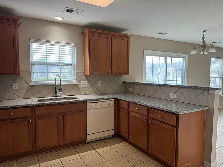 344 Winslow Ave — Photo 6