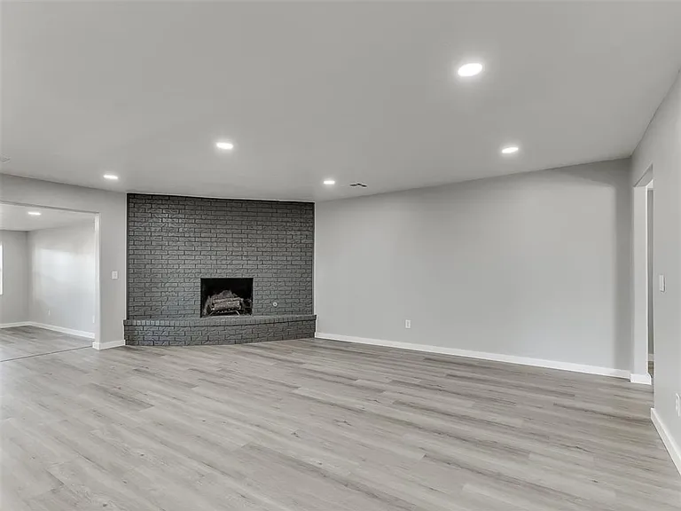 6917 Woodridge Ave — Photo 2
