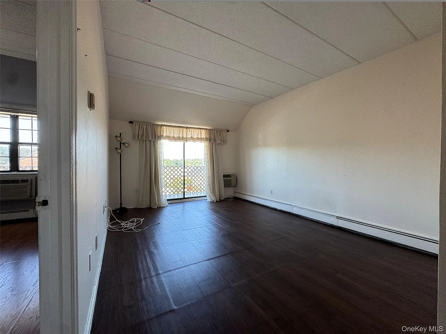 1 bed, 1.0 bath, 571 sqft, $2,350 — Photo 3